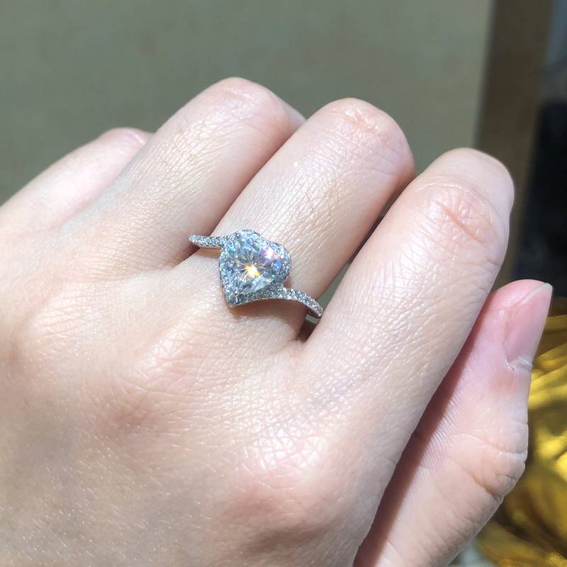 扭臂心形钻S925银镀白金Women's Ring定制选款主石Moissanite1.2ct/副石高碳钻